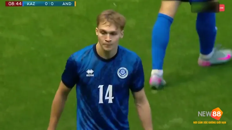 Cầu thủ U21 Andorra chạy nhanh với bóng trước sự áp sát của cầu thủ U21 Kazakhstan